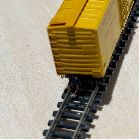 Kadee N Scale ACY 3340 Box Car - Picture 10 of 11